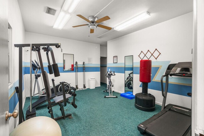 Building Photo - 410 NE 17th Ave