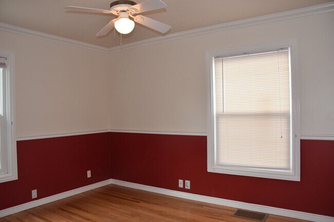 Building Photo - CUTE HOME IN SUGAR HOUSE / 2 CAR GARAGE / QUIET STREET