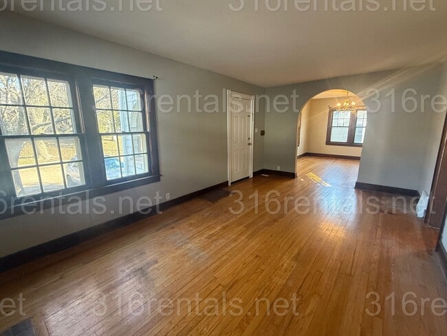 Building Photo - $1100 - 2 bedroom / 1 bathroom - Single Family Home