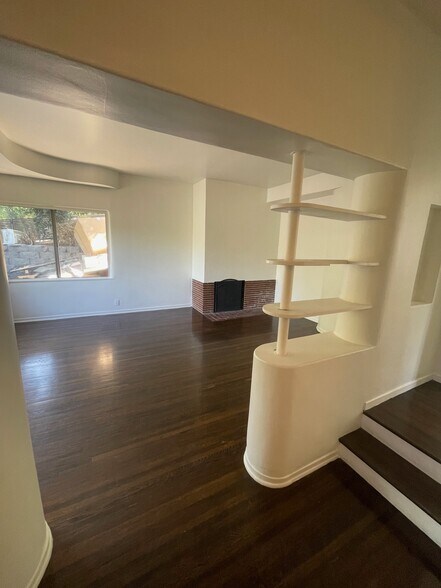 Building Photo - 3043 Hollycrest Dr