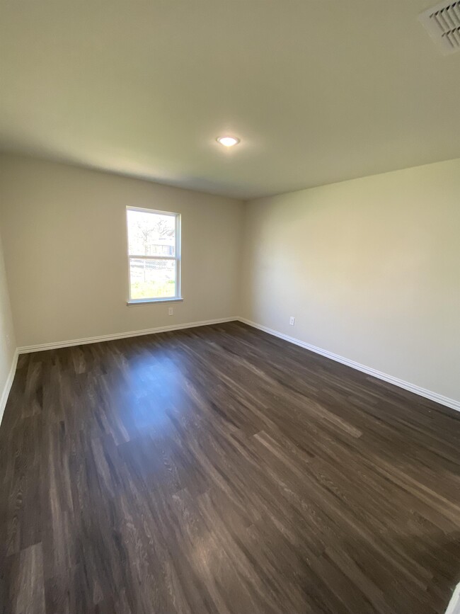 Building Photo - 104 Holiday Dr