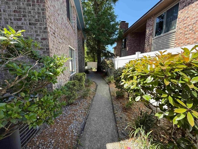 Building Photo - 407 76th Ave N