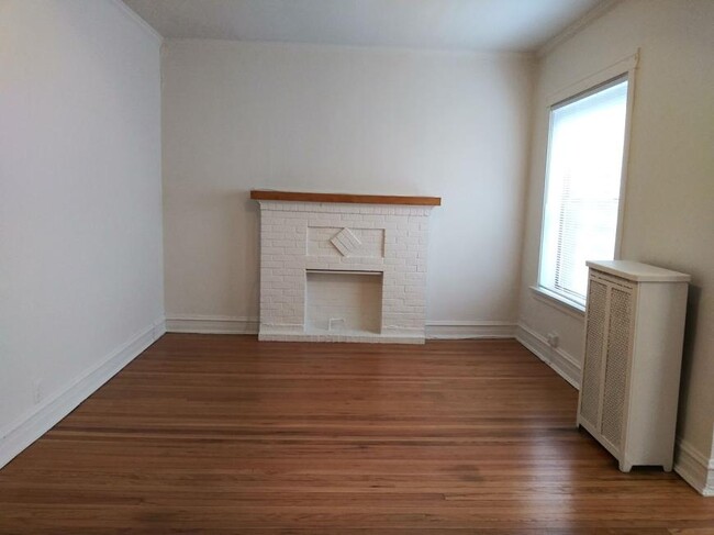 Building Photo - 2 bedroom in Chicago IL 60657