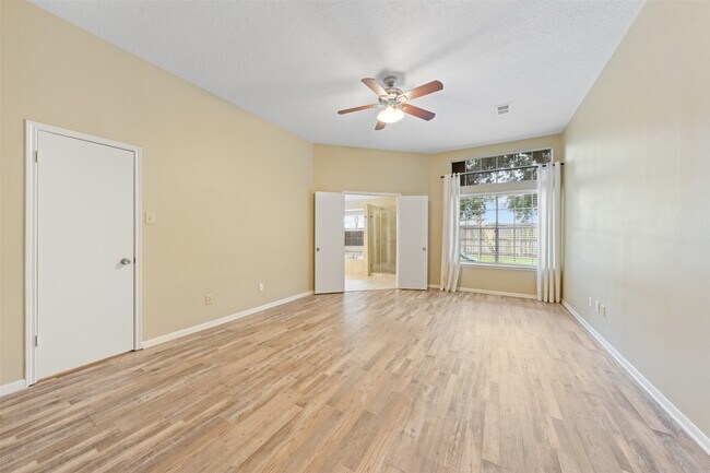 Building Photo - 211 Scarlet Maple Dr