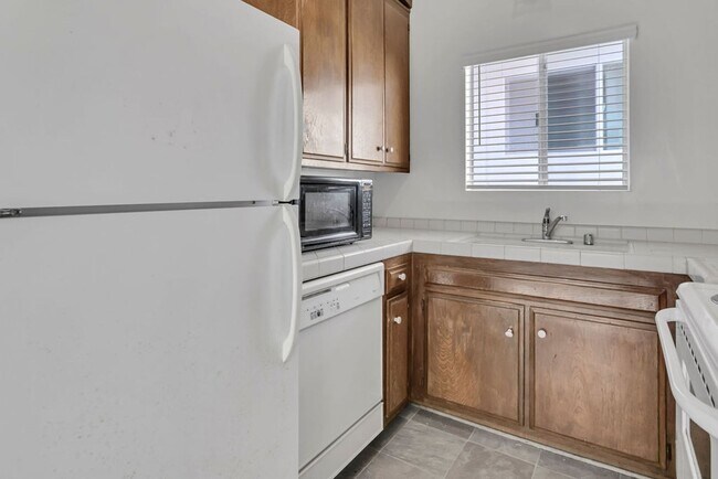Building Photo - Rosemont St 325-327