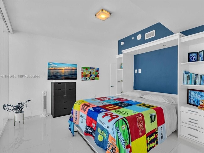 Building Photo - 2020 N Bayshore Dr