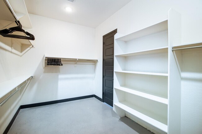 Building Photo - 14144 W Smoketree Dr