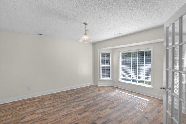 Building Photo - Large Ranch Home with 4BR/ 2 Bath with an ...