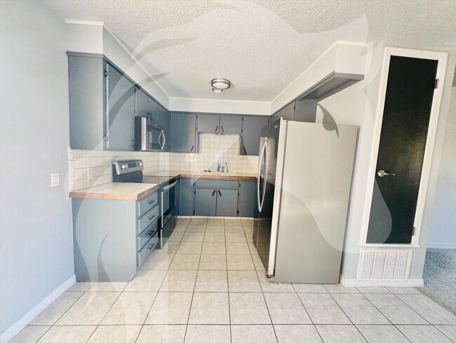 Building Photo - "Charming 3-Bedroom Oasis on 4th Street wi...