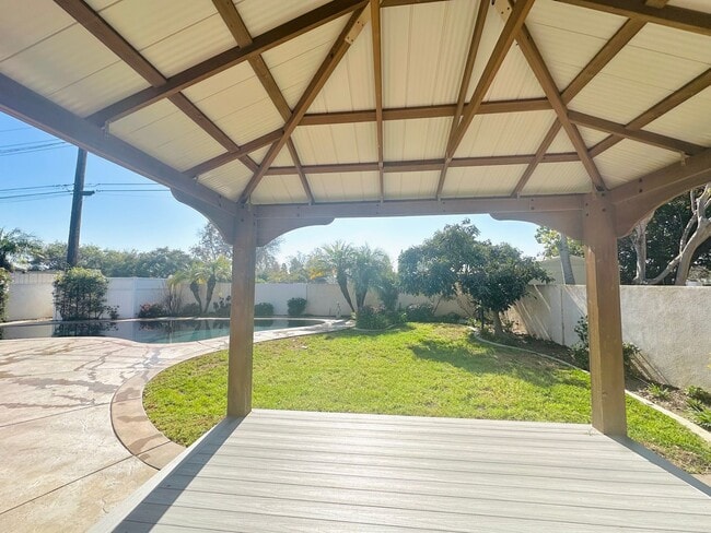 Building Photo - Beautiful 2-story pool home