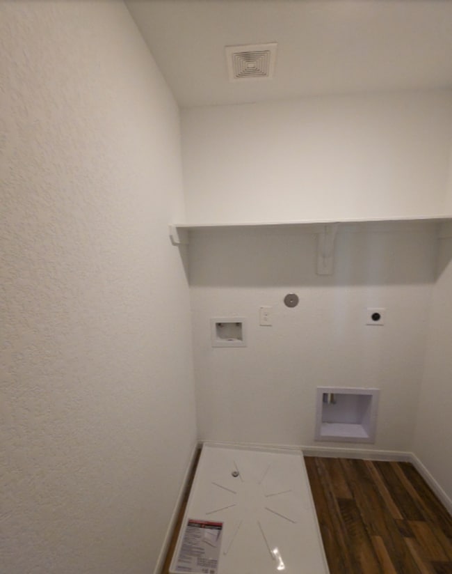 Building Photo - Spacious & Like-New 4-Bedroom Home with Mo...