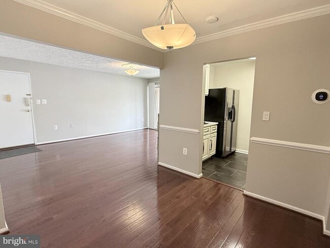 Building Photo - 884 College Pkwy