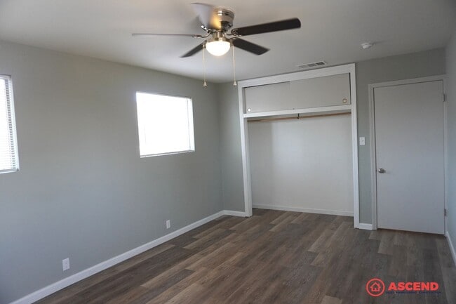 Building Photo - Newly Remodeled in Oildale Area