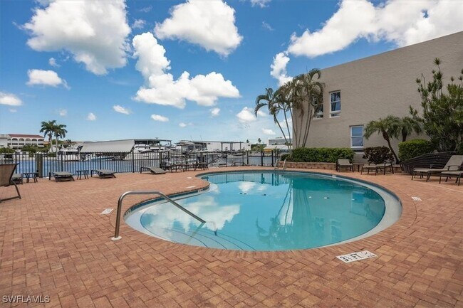 Building Photo - 800 River Point Dr