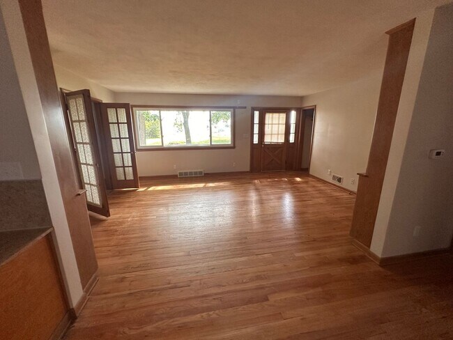 Building Photo - Louisville Farmhouse With Walkout basement