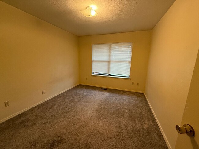 Building Photo - Huge Master Suite, culd-du-sac, Jenks Scho...