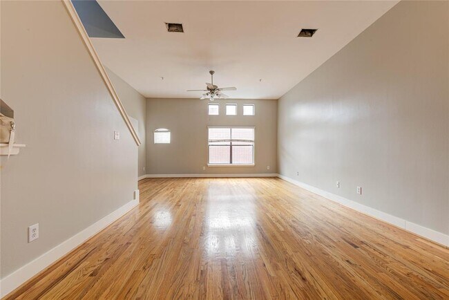 Building Photo - 8715 Meadowcroft Dr