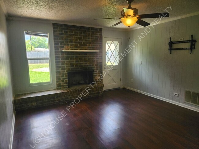 Building Photo - **Discover Your Dream Home: Spacious 4-Bed...