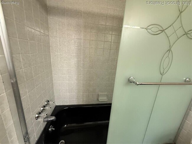 Building Photo - 6670 Maple Lakes Dr