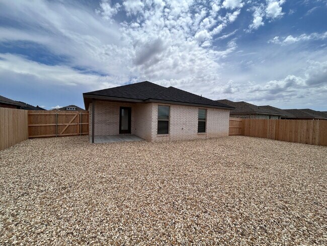Building Photo - "Charming 3-Bed, 2-Bath Lubbock Home: Spac...