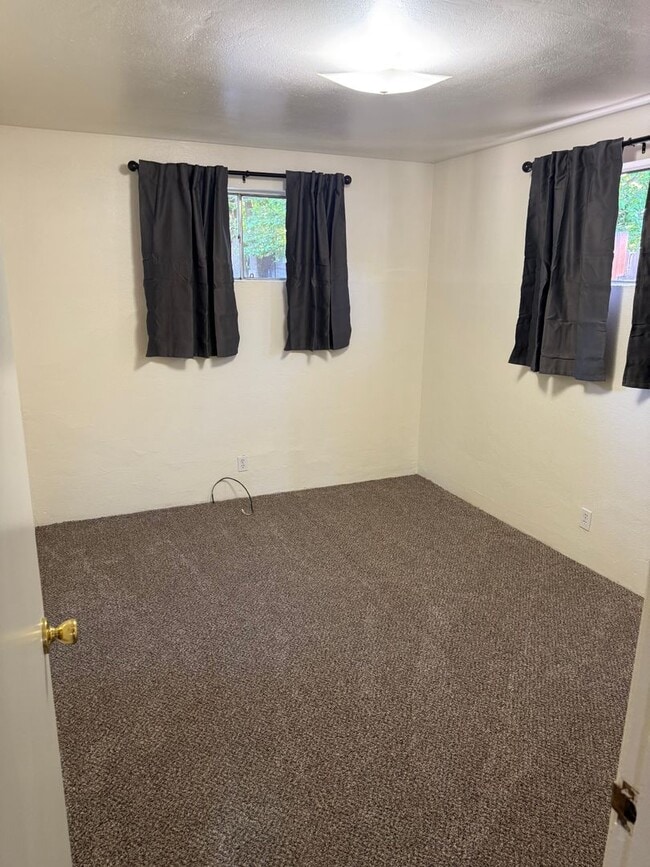 Building Photo - 2 Bedroom, 1 Bathroom Duplex