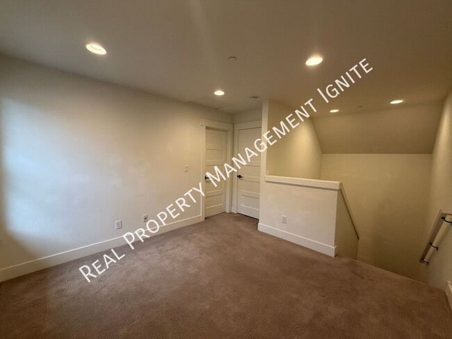 Building Photo - 1650 NW Lewis St