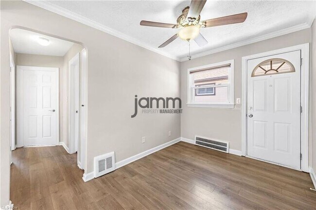 Building Photo - 1653 Woodhurst Ave
