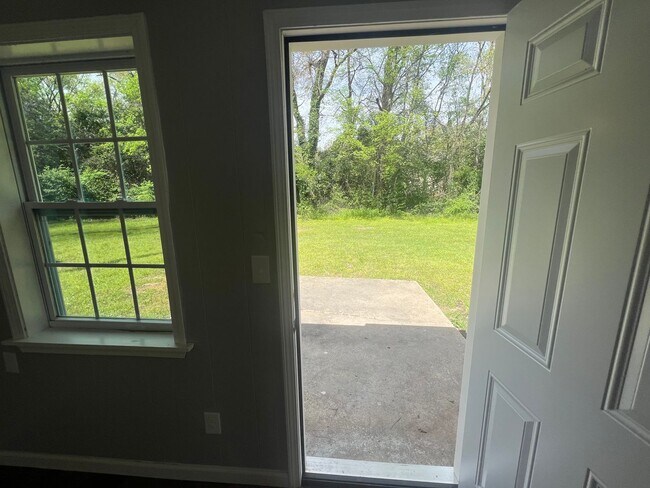 Building Photo - 4 bedroom 1 bathroom home in University Manor