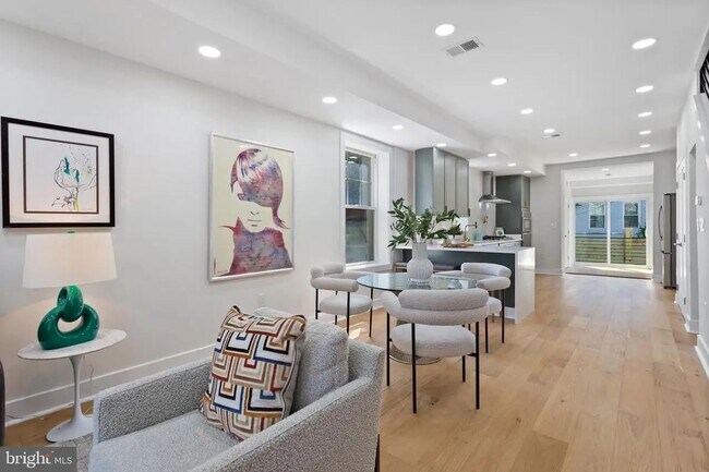 Building Photo - 116 Thomas St NW