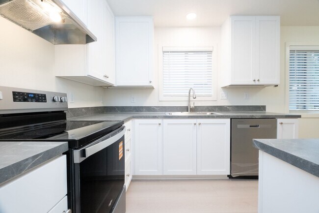 Building Photo - Fully Renovated 2 Bedroom in the Heart of ...