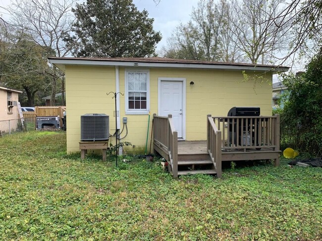 Building Photo - 3 Bedroom 1 Bath House - West Ashley - Cha...