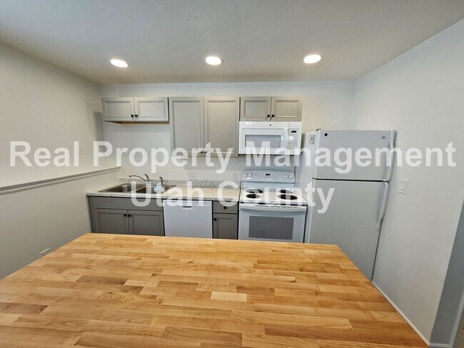 Building Photo - Large Orem Home