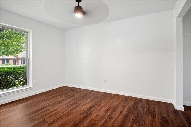 Building Photo - 5502 Coronado Dr