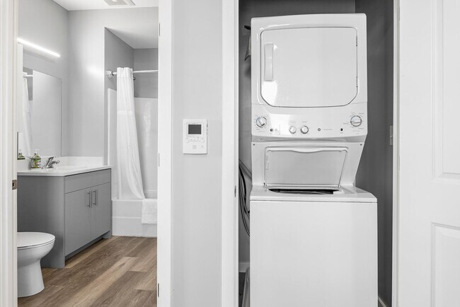 Building Photo - 95 Broadway-SI ID1240366P