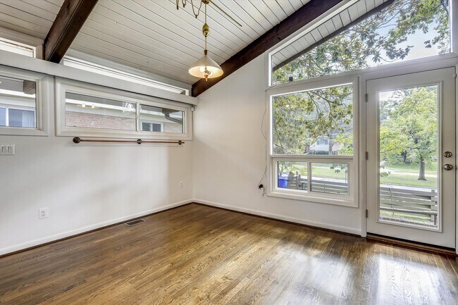 Building Photo - 3/3 Beautiful Contemporary Home in Greenwich Forest