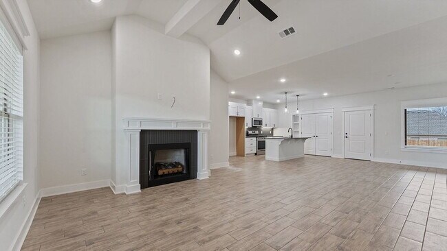 Building Photo - "Charming 3-Bedroom Retreat with Granite Elegance & Cozy Fireplace in Farmington!"