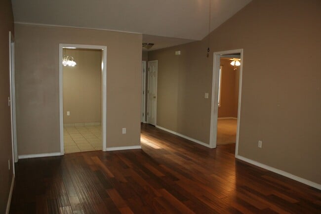 Building Photo - 3 Bedroom 2 Car Garage Duplex in Branson