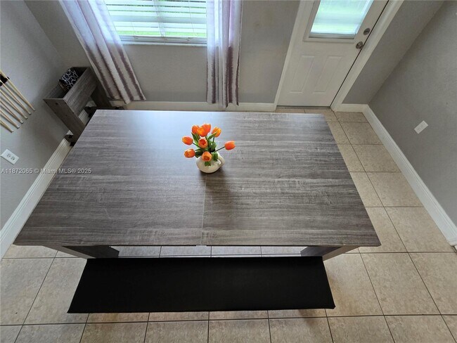 Building Photo - 208 SW 15th Pl