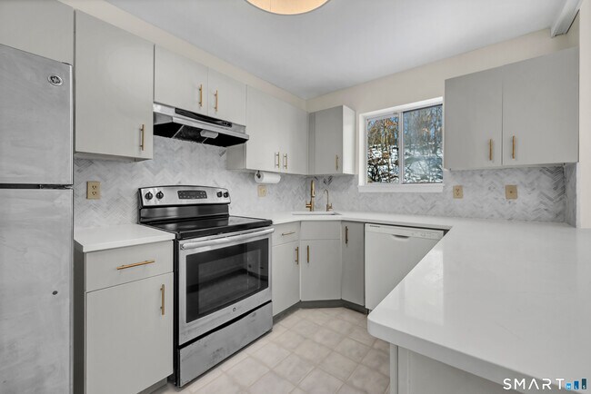 Building Photo - 925 Oronoke Rd