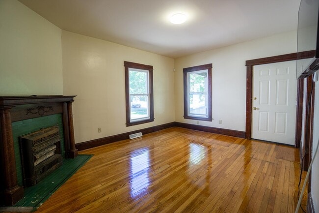 Building Photo - Newly Renovated First Floor Flat - Close T...
