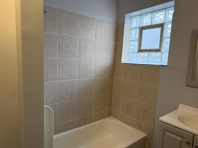 Building Photo - 10800 S Hoxie Ave