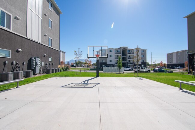 Building Photo - ADA Unit at Blackstone Farms in Provo! Ava...