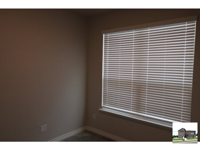 Building Photo - 640 Pacific Crest Trl