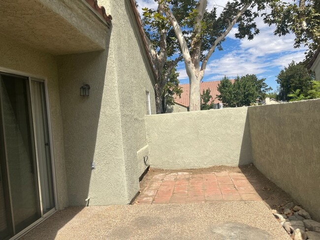 Building Photo - 2BD/ 3BTH TOWNHOUSE EAST PALMDALE