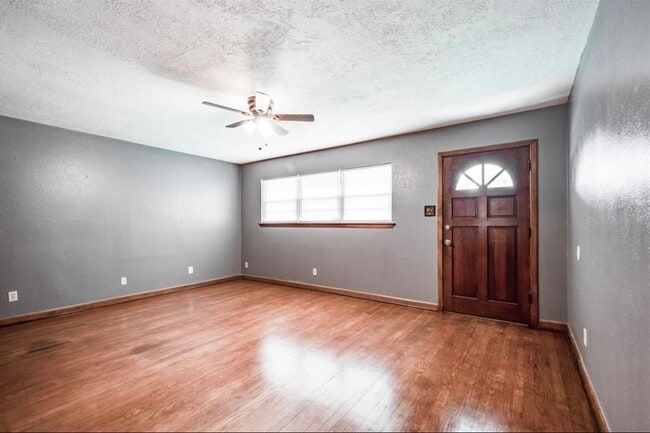 Building Photo - 1908 Peachwood Dr