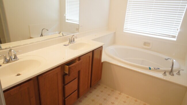 Building Photo - BEAUTIFUL 4 BEDROOM HOME IN GUARD GATED CO...