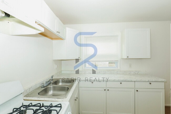 Building Photo - Move-In Ready 3BR in the Established Adamsville Community