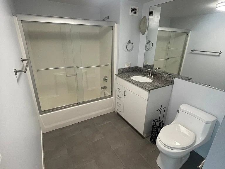 Building Photo - 425 W Beech St