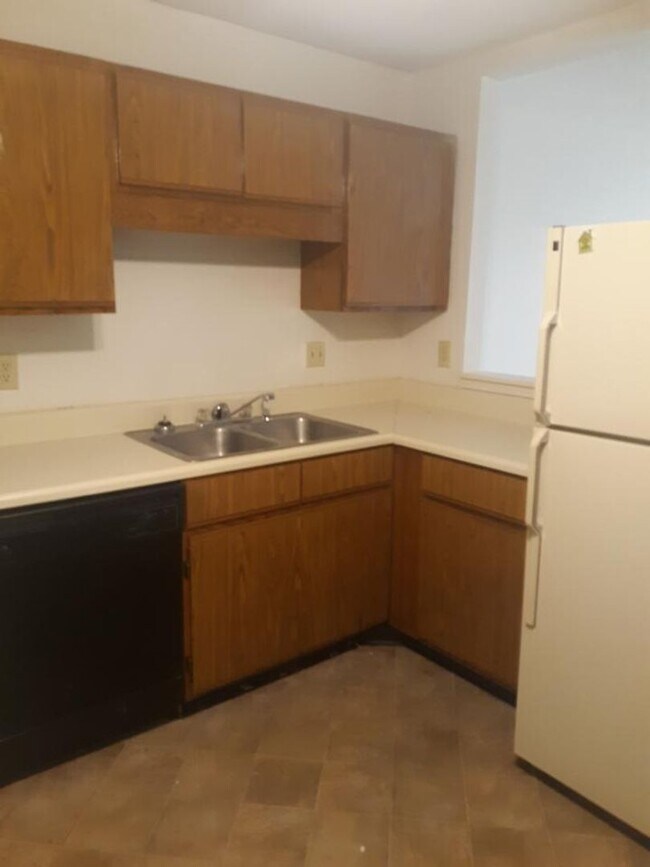 Building Photo - 2 bedroom / 1 bath condo