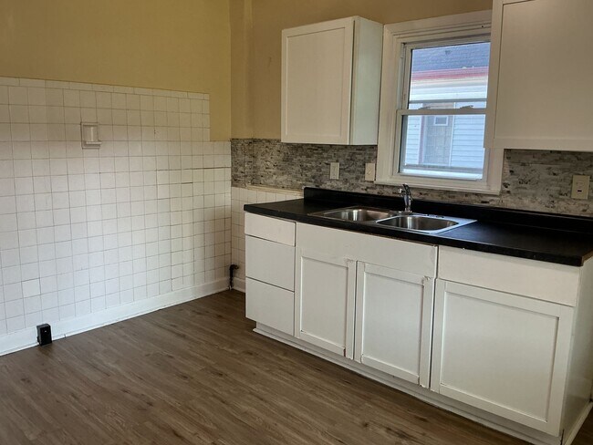 Building Photo - 3 Bedroom Single Family Home